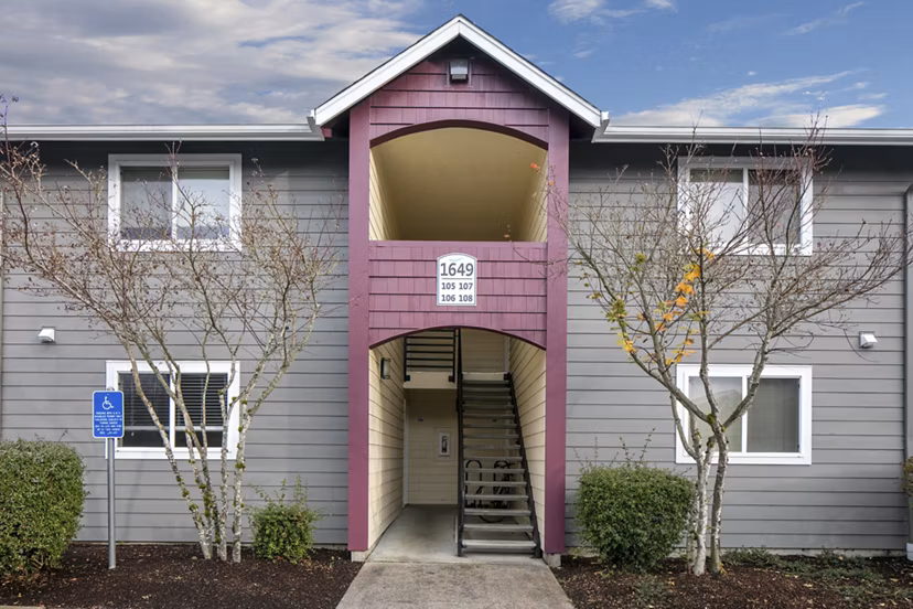 Creekside Apartments: Contemporary view of luxury apartments in a serene location