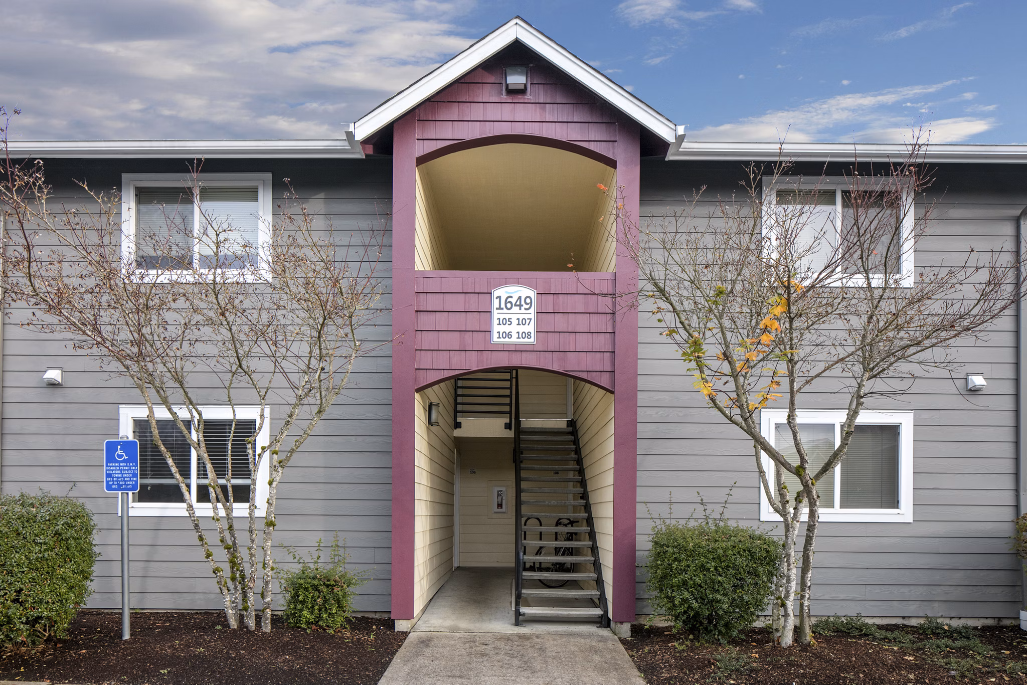 Creekside Apartments: Contemporary view of luxury apartments in a serene location