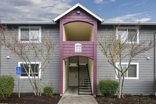 Creekside Apartments: Contemporary view of luxury apartments in a serene location