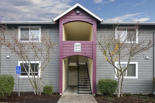 exterior at Creekside Apartments