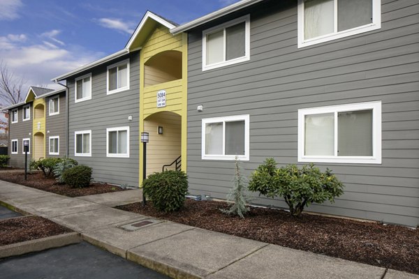 Creekside Apartments: Elegant of luxury apartments in serene setting