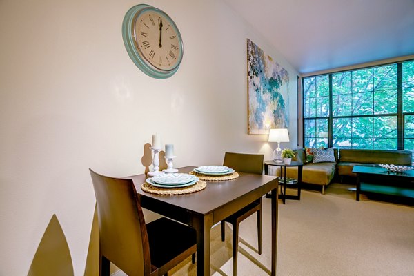 dining room at Kearney Plaza Apartments