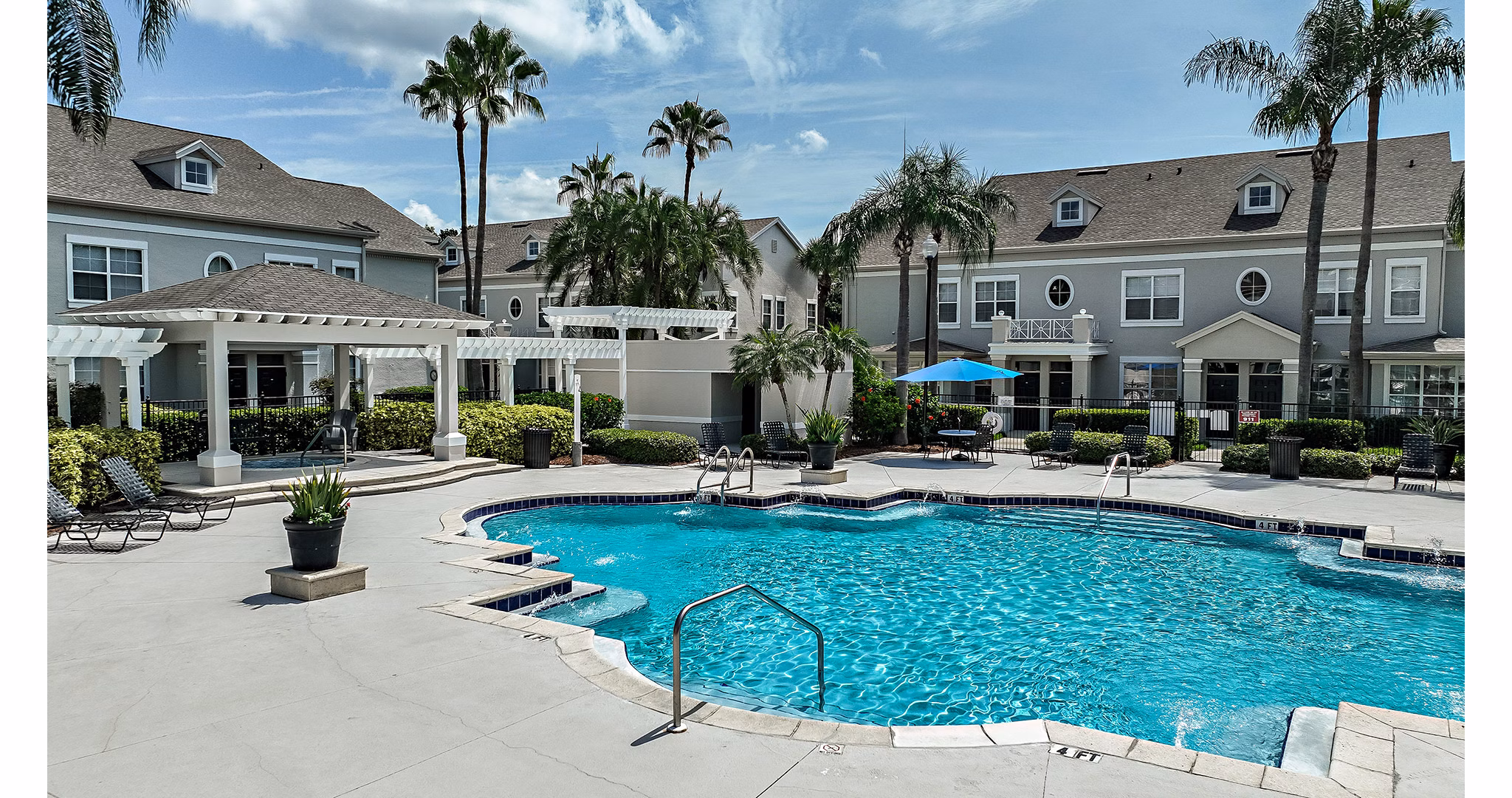 pool at Manor Row Apartments