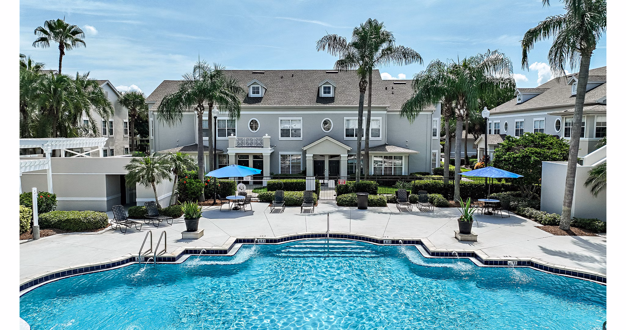 Pool at Park Central Apartments   Manor Row 