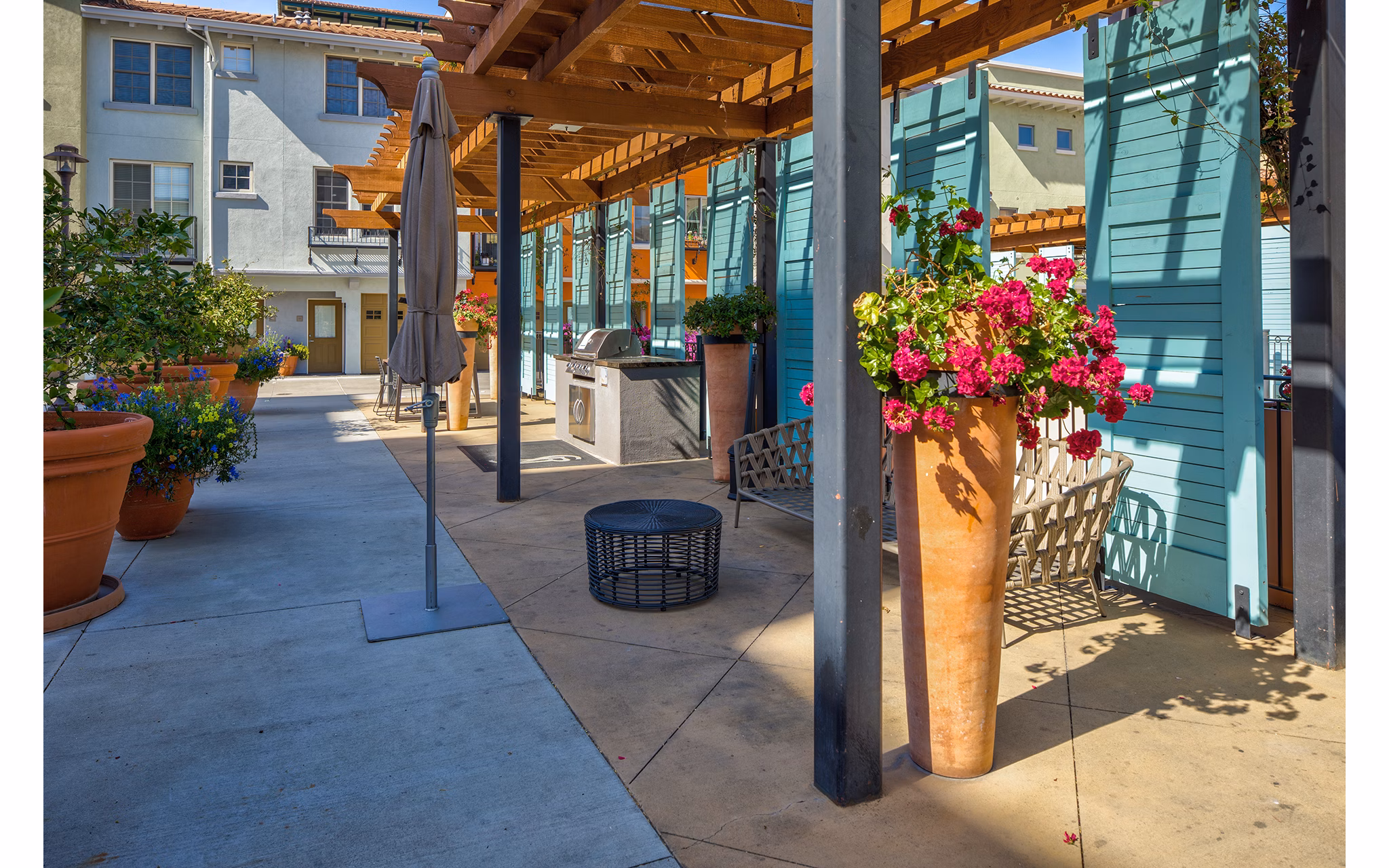 Santana Row Apartments: Scenic courtyard with lush greenery and seating areas in a luxury community in San Jose