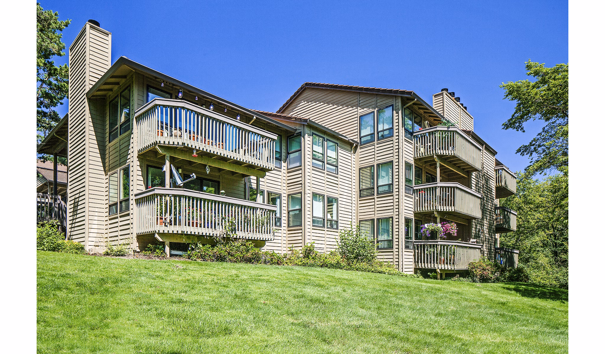 Parkridge Apartments: Luxury high-rise in an upscale neighborhood