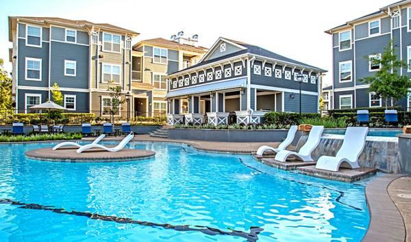 pool at Retreat at the Woodlands Apartments
