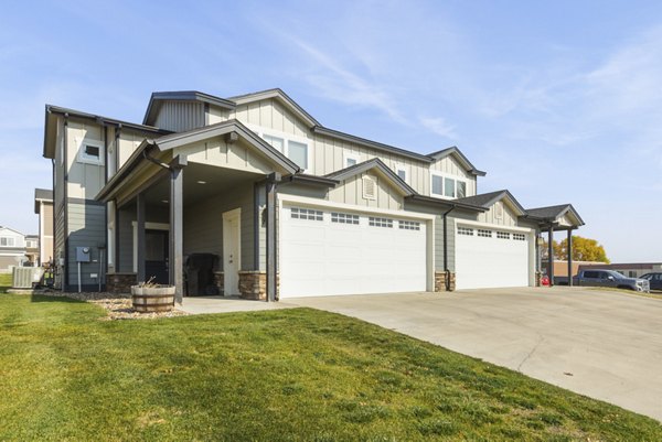 Creekstone Twin Homes: Contemporary duplex in a quiet neighborhood