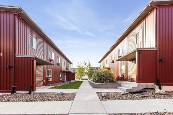 Creekstone Twin Homes: Elegant of luxury twin apartments in peaceful residential neighborhood