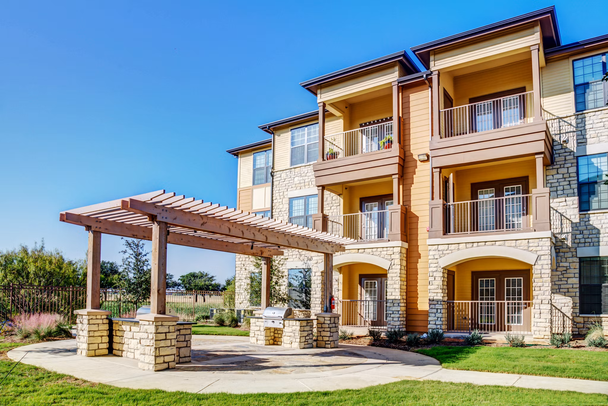 Dalian Monterrey Village Apartments: Luxurious of high-end apartments in a vibrant San Antonio neighborhood