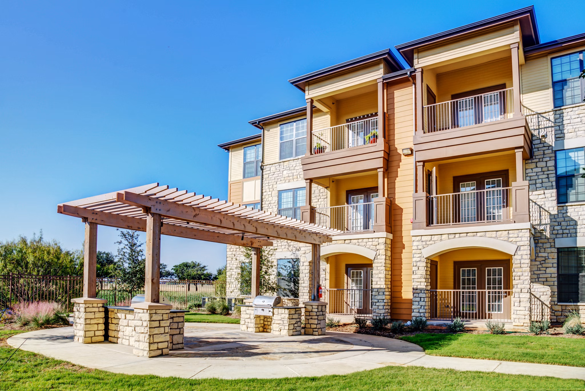 Dalian Monterrey Village Apartments: Luxurious of high-end apartments in a vibrant San Antonio neighborhood