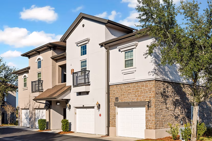 exterior at The Vineyards at Hammock Ridge Apartments 