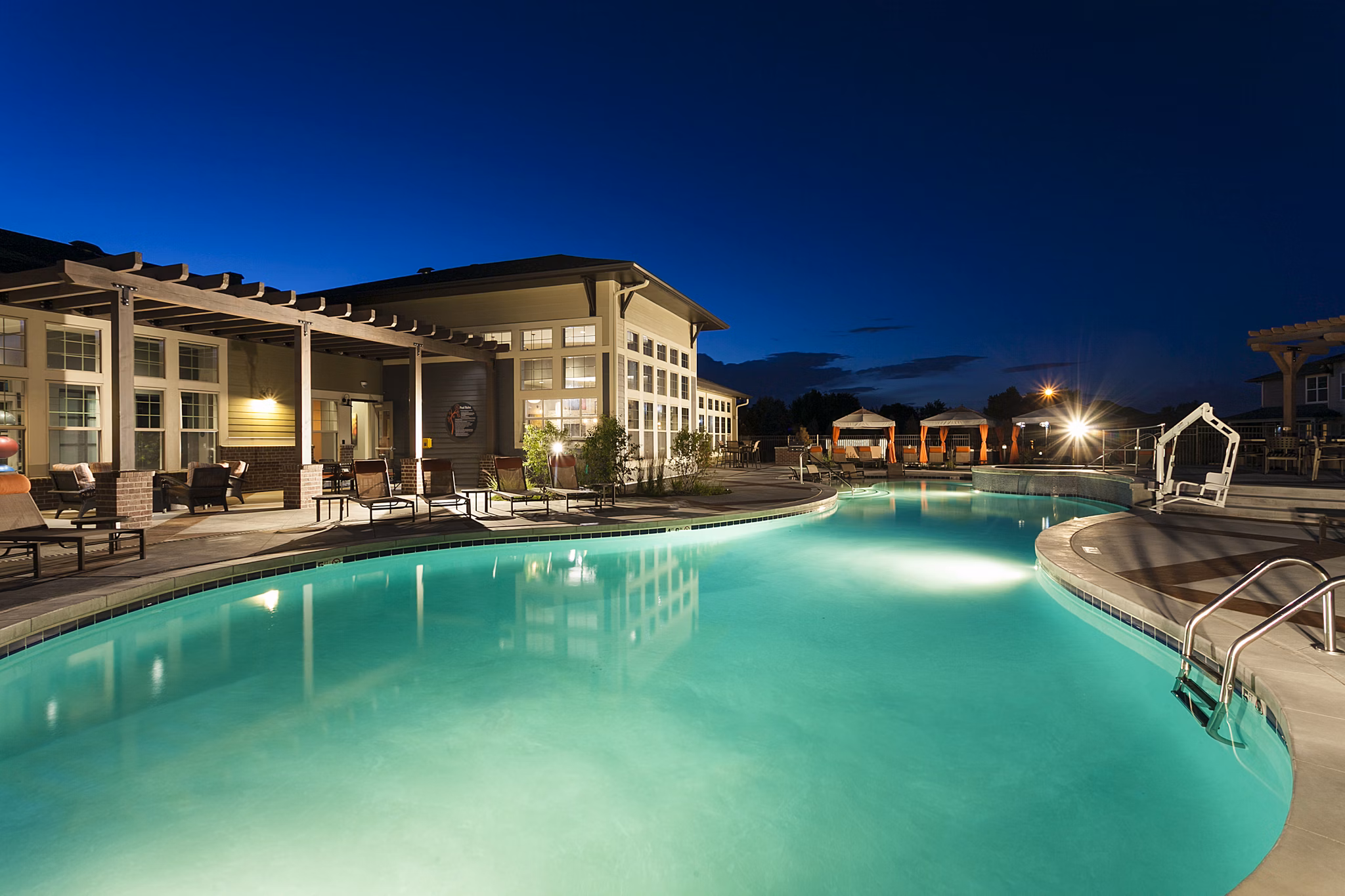 Rooftop pool with mountain views at Outlook Littleton Apartments
