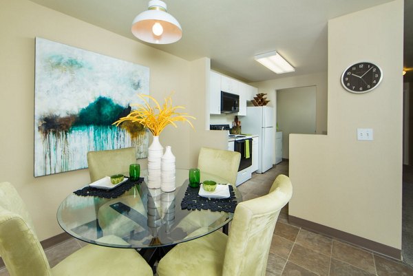 dining room at Whitewater Park Apartments