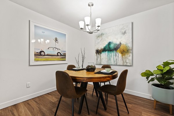 dining room at Whitewater Park Apartments