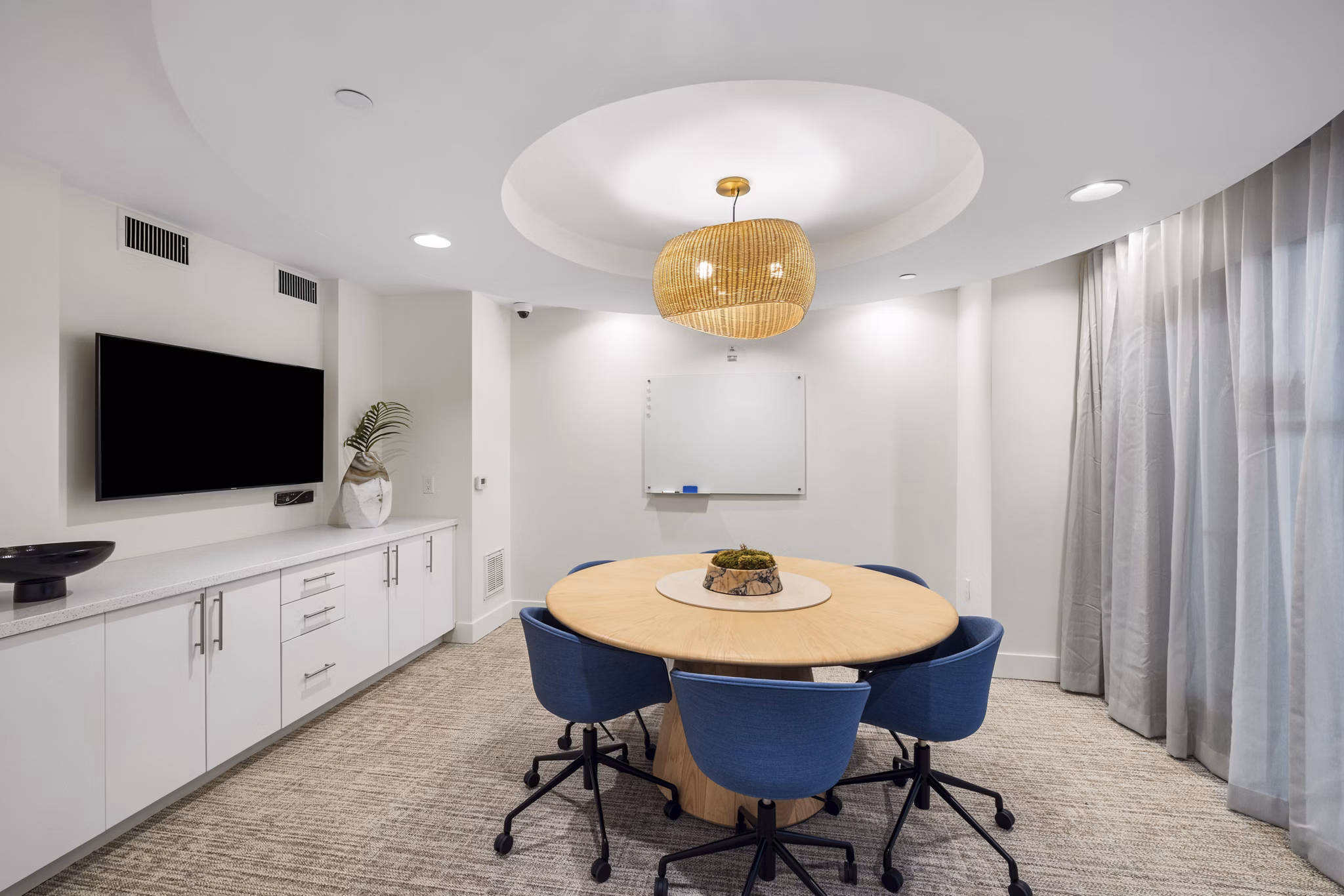 clubhouse meeting facility at Elan Huntington Beach Apartments