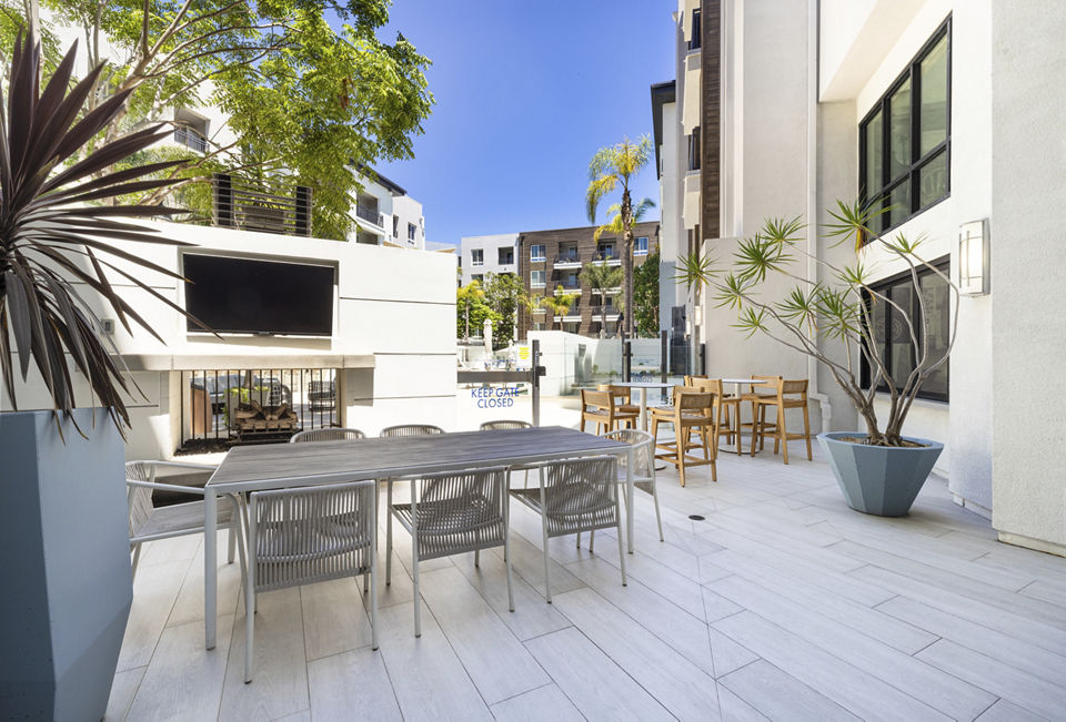 patio at Elan Huntington Beach Apartments