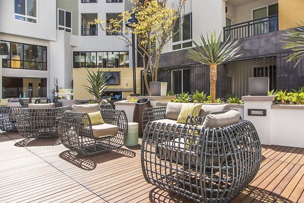 courtyard at Elan Huntington Beach Apartments