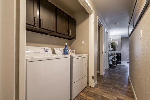 The Seasons Apartments: Luxurious high-rise with scenic views in the heart of downtown
