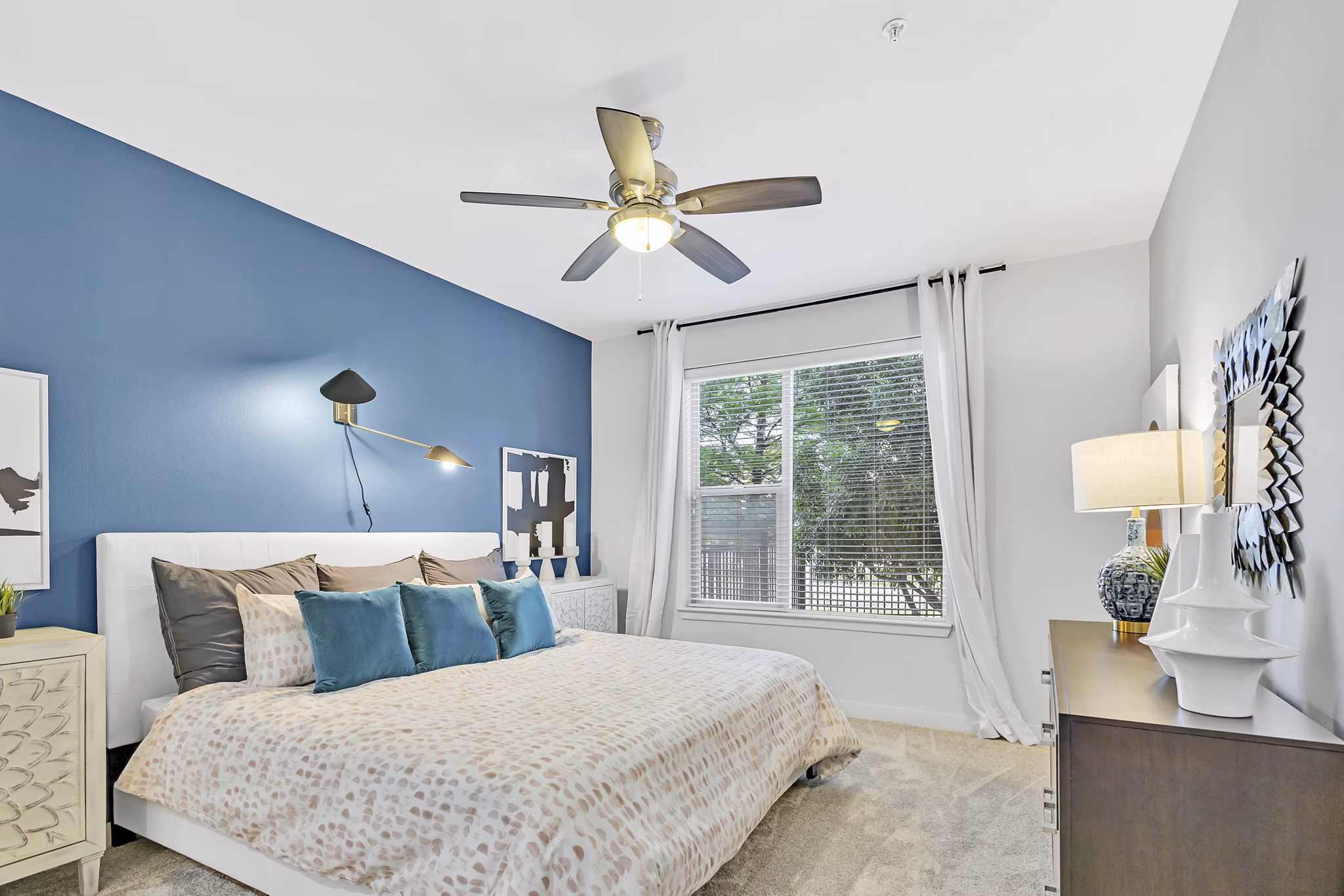 Cozy bedroom with modern furnishings at Oak & Ellum Apartments, offering a luxurious living experience in the Greystar community