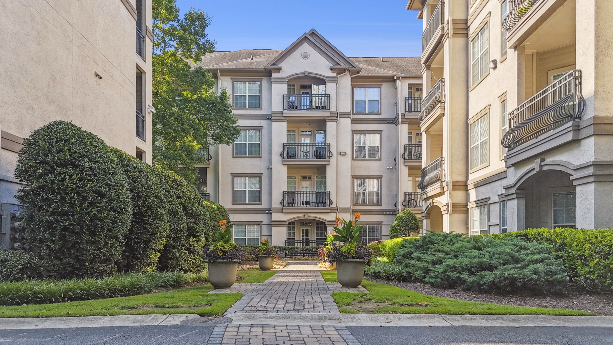 building/exterior at Avana Uptown Apartments