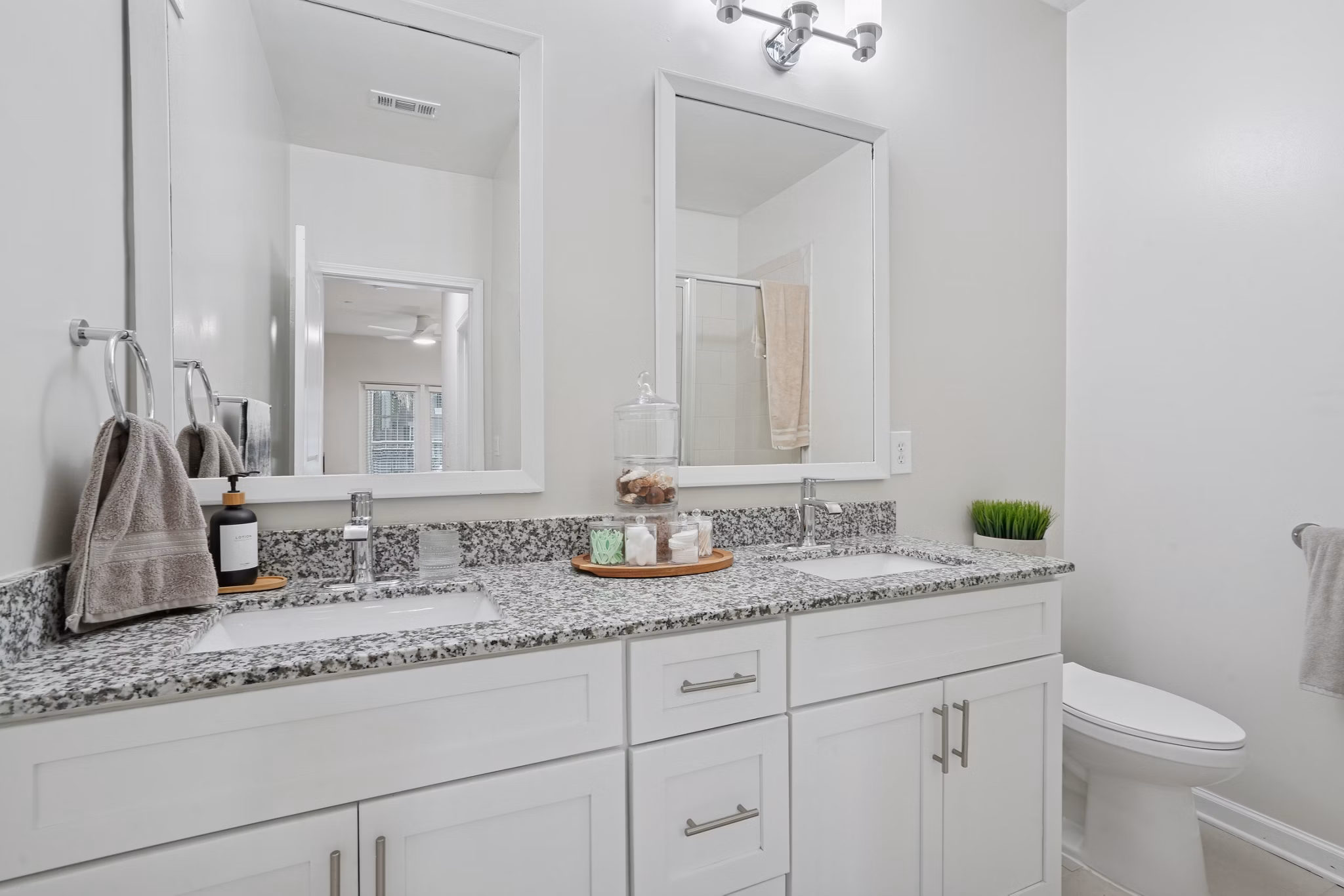bathroom at Simmons Park Apartments 