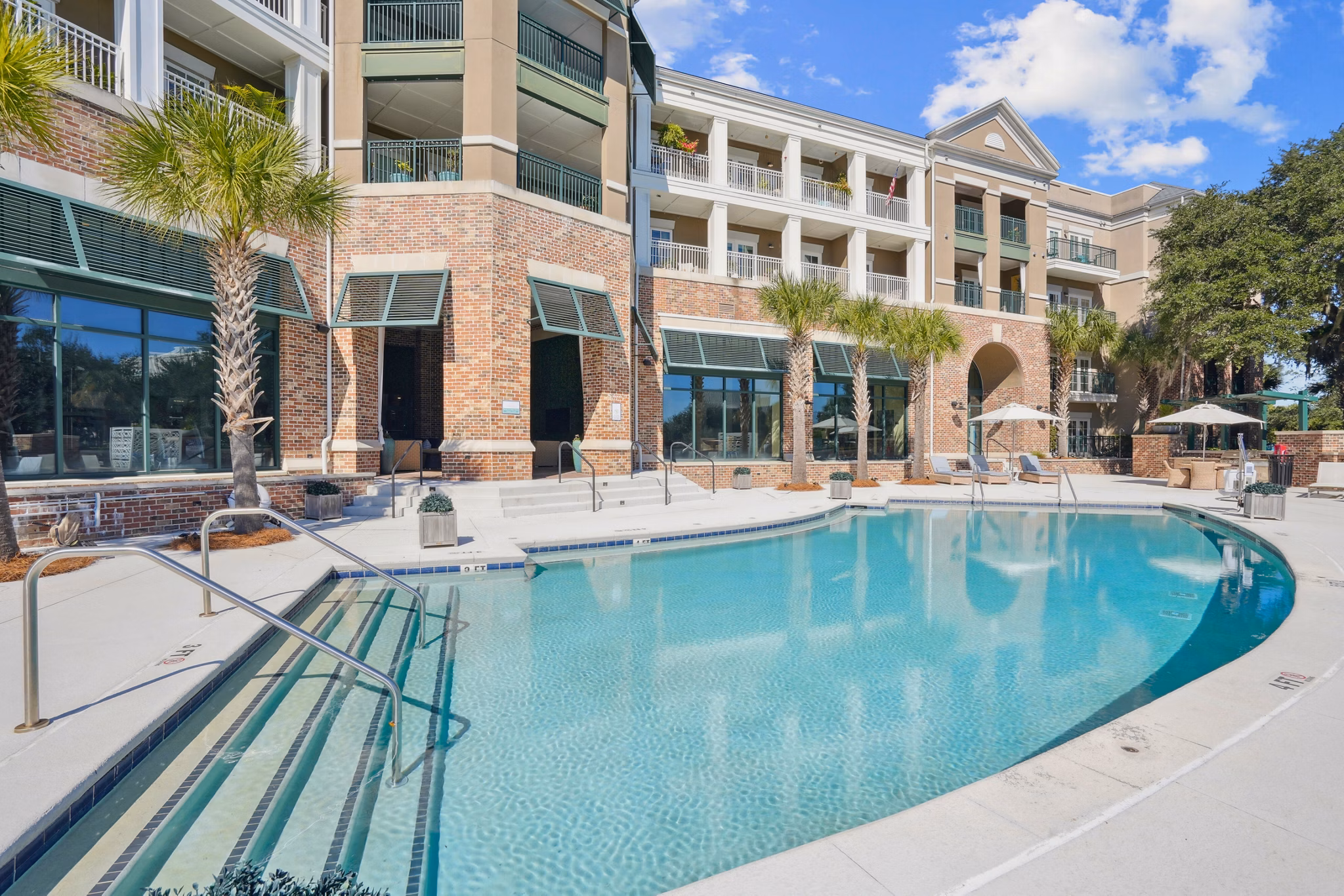 pool at Simmons Park Apartments 