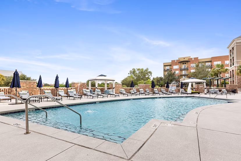 pool at Simmons Park Apartments 