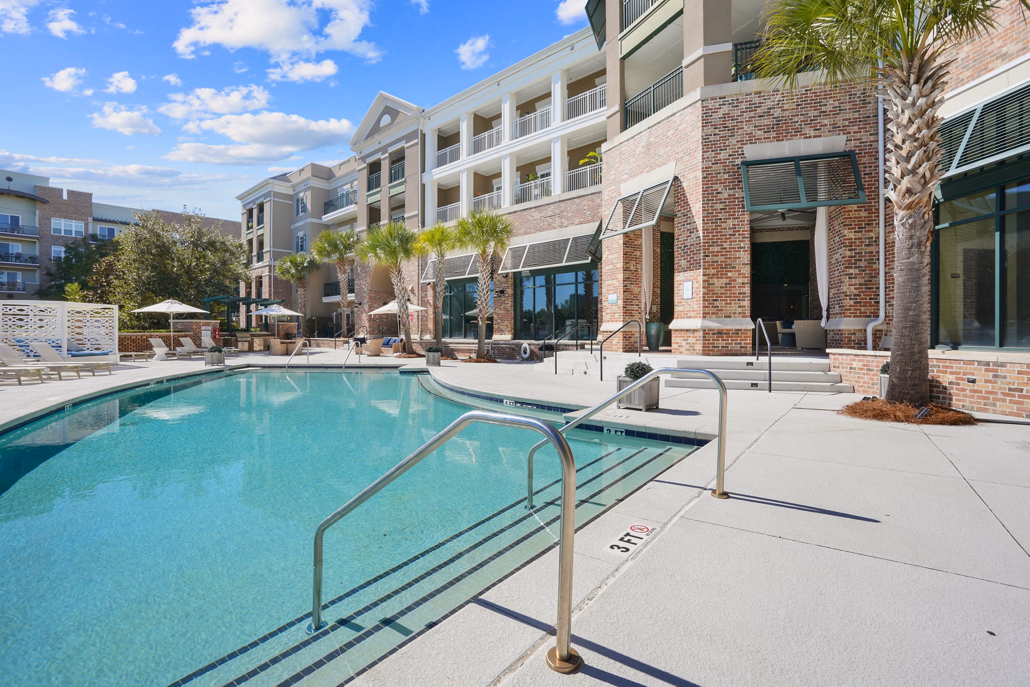 pool at Simmons Park Apartments 