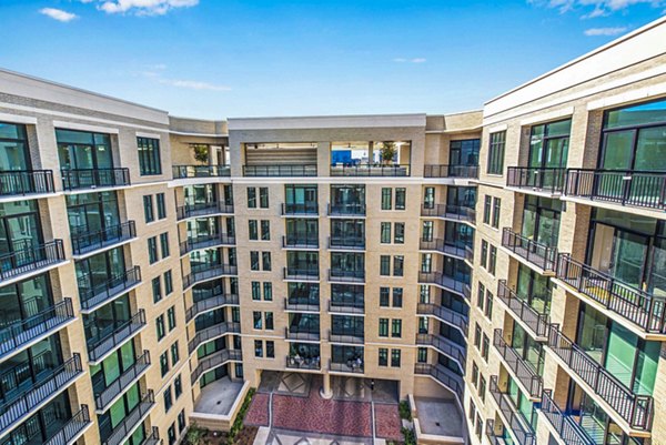 Novel River Oaks: Sleek luxury apartments with modern design in upscale neighborhood