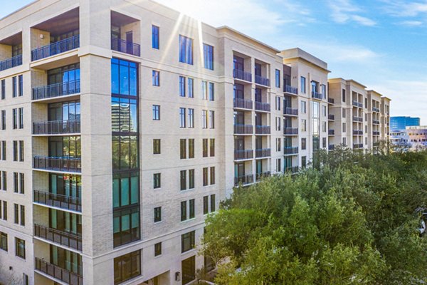 Novel River Oaks: Contemporary apartment building in Houston, Texas