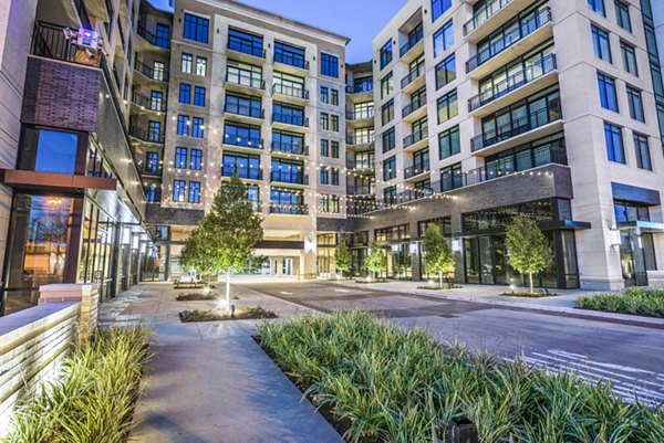 Novel River Oaks: Elegant building at luxury apartments near Houston