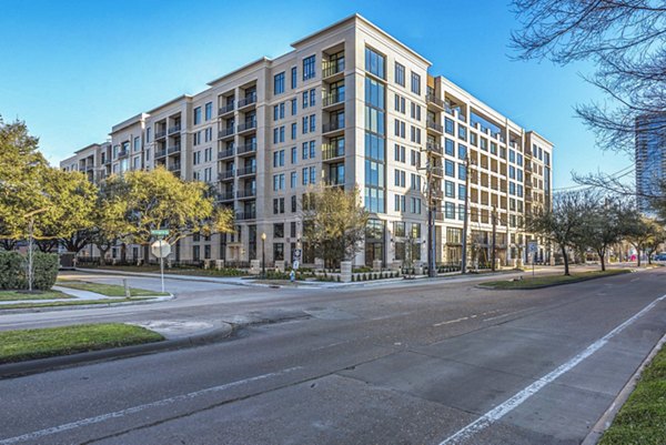 Novel River Oaks: Modern luxury apartment building in Houston