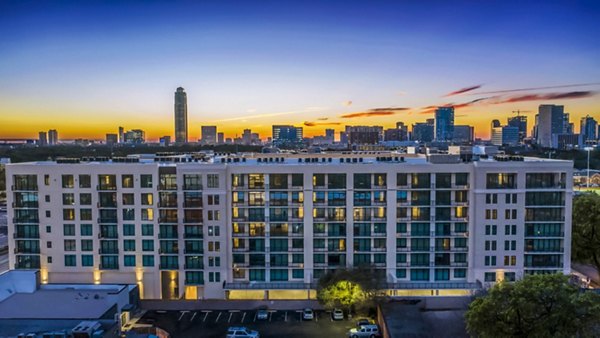 Novel River Oaks Apartments: Elegant building in the vibrant River Oaks neighborhood