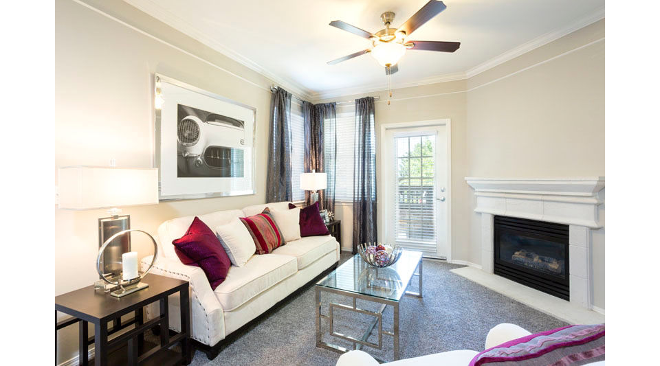 Aspen Ridge Apartments: Cozy living room with modern decor and ample natural light