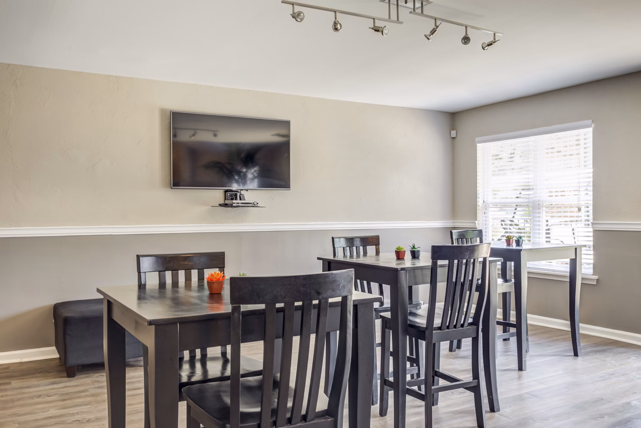 Clubhouse at Sun River Village Apartments: Spacious luxury venue for resident gatherings and events