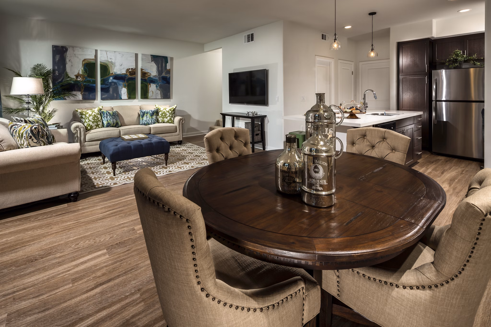 dining room at Encanto Apartments
