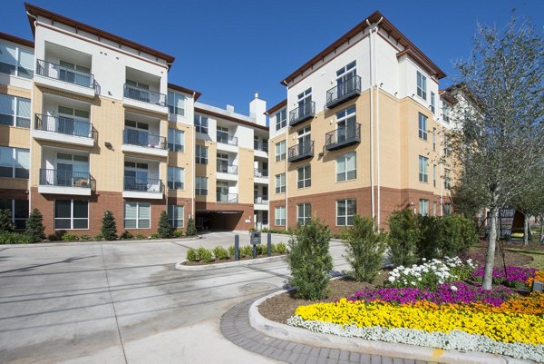 Domain West: Contemporary luxury apartments with sleek design in Houston