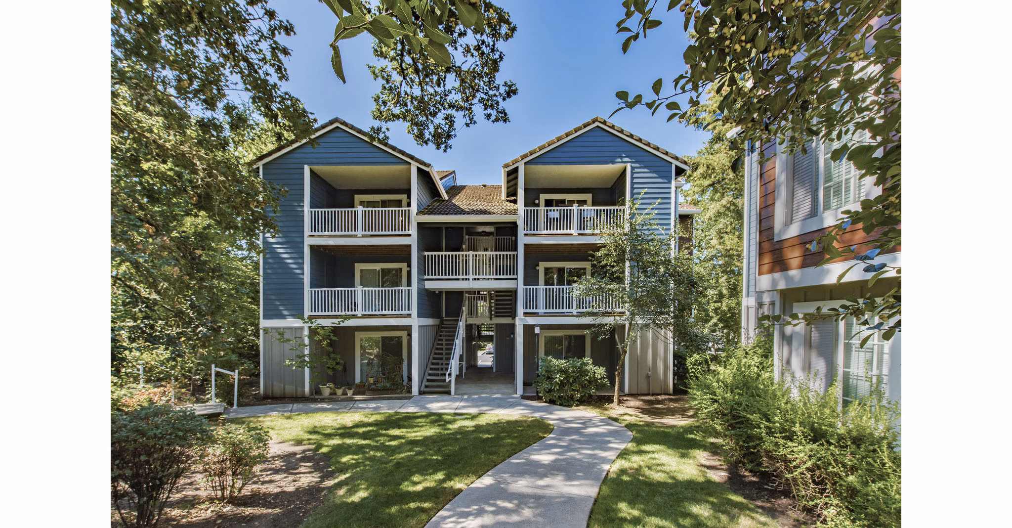 Canyon Creek Apartments: Elegant facing lush landscapes in suburban neighborhood