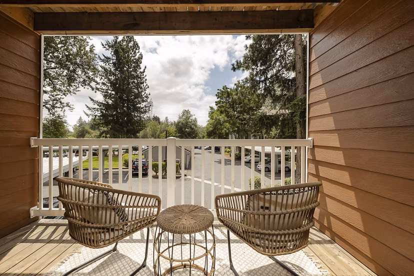Canyon Creek Apartments: Premium luxury showcasing modern design and lush landscaping in a prestigious setting