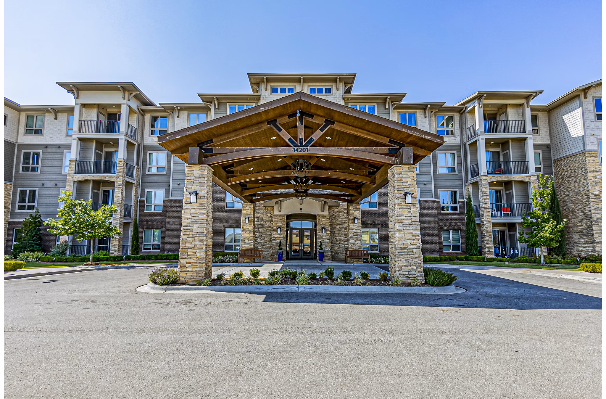 Album Quail Springs: Modern luxury apartments featuring stunning architecture in Oklahoma City's vibrant community