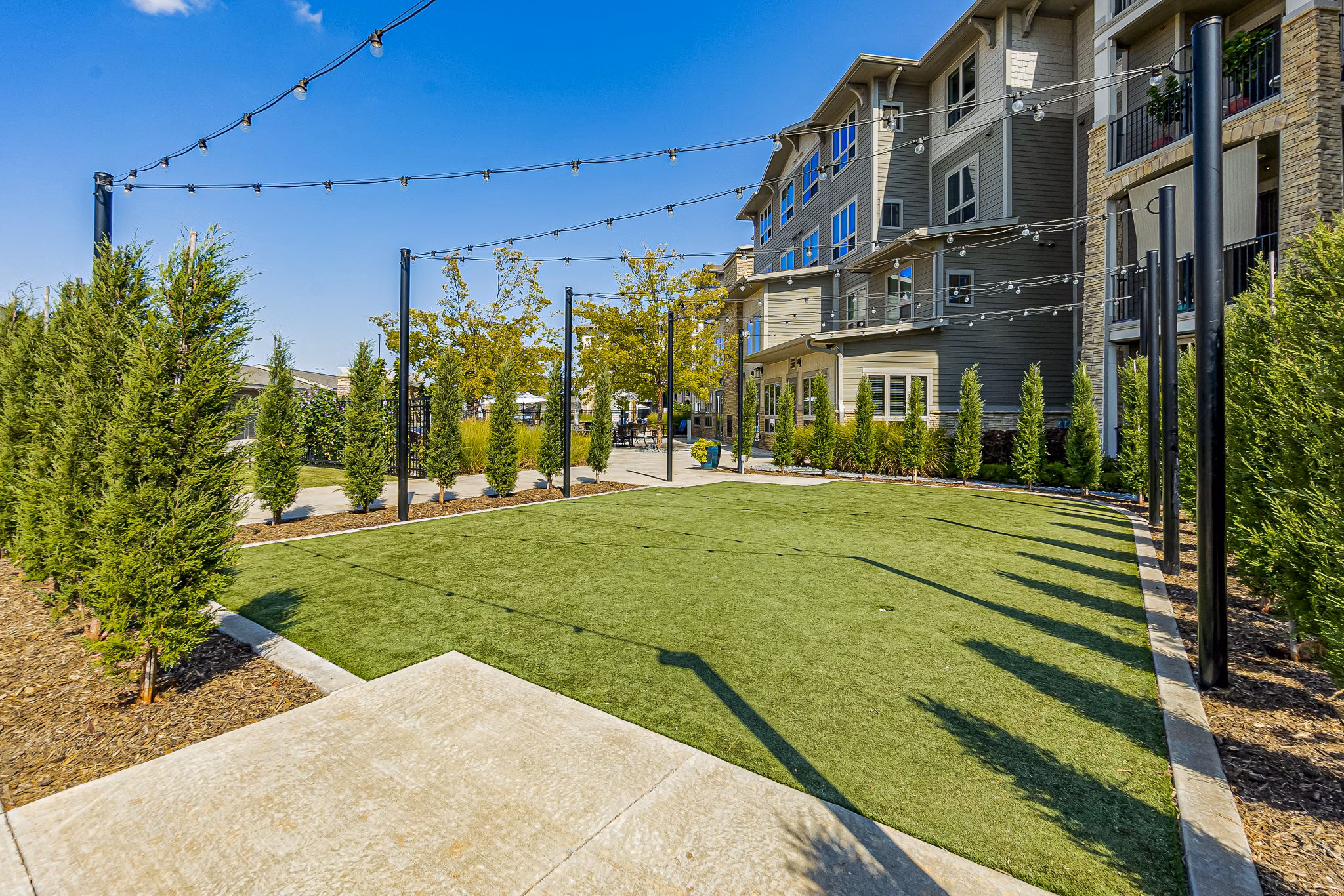 Putting green for leisure activities at Album Quail Springs Apartments