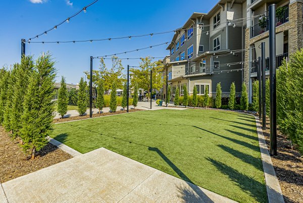 Putting green for leisure activities at Album Quail Springs Apartments
