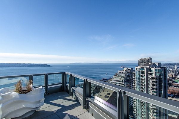 Luxurious city view at Viktoria Apartments: Upscale living spaces in a prime Seattle location