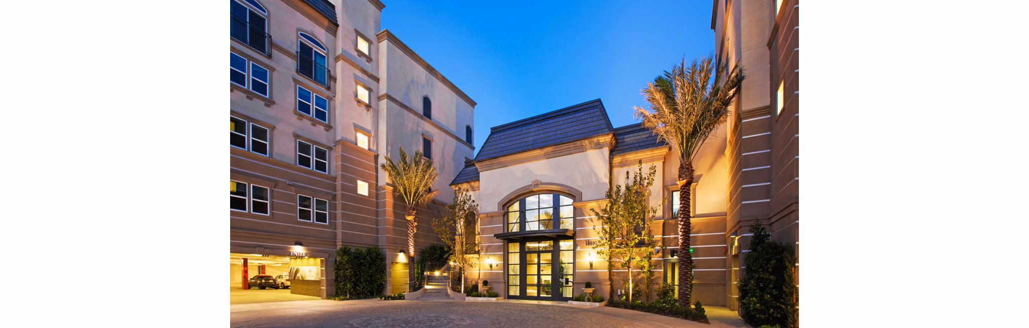 Carlyle Apartments: Elegant view of luxury apartments in uptown Dallas
