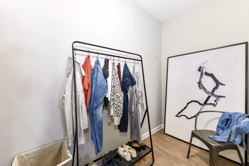 Bedroom with modern furnishings at Avana Ridenour Apartments