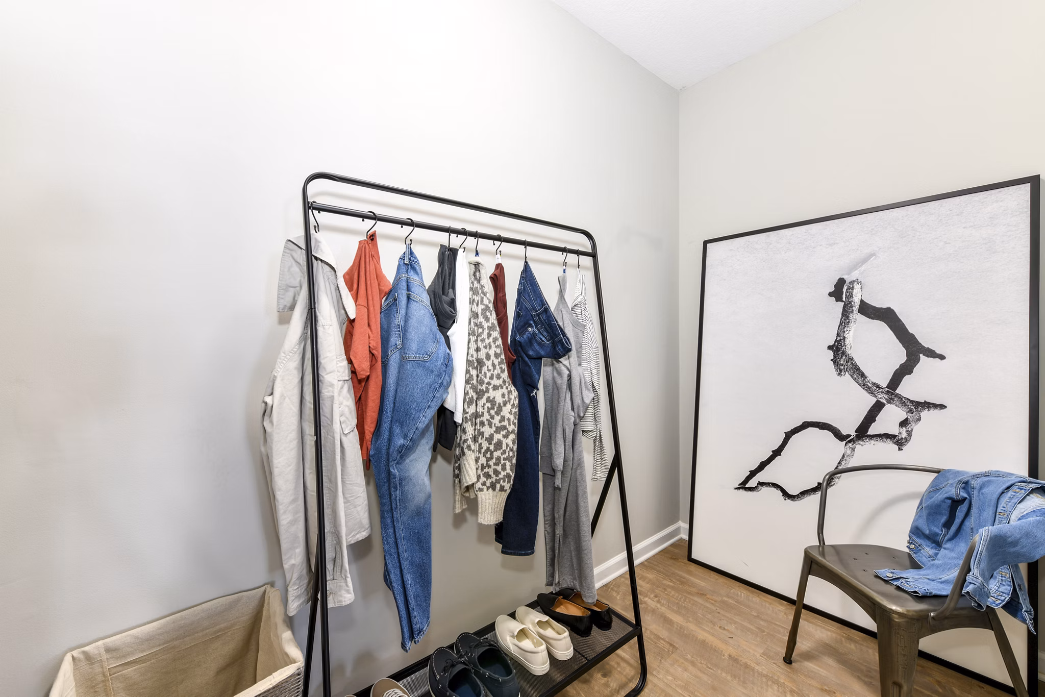 Bedroom with modern furnishings at Avana Ridenour Apartments