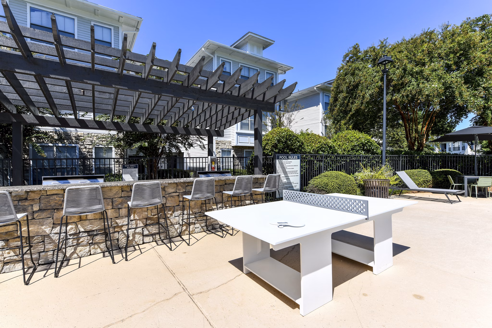Courtyard with lush greenery and seating areas at Avana Ridenour Apartments
