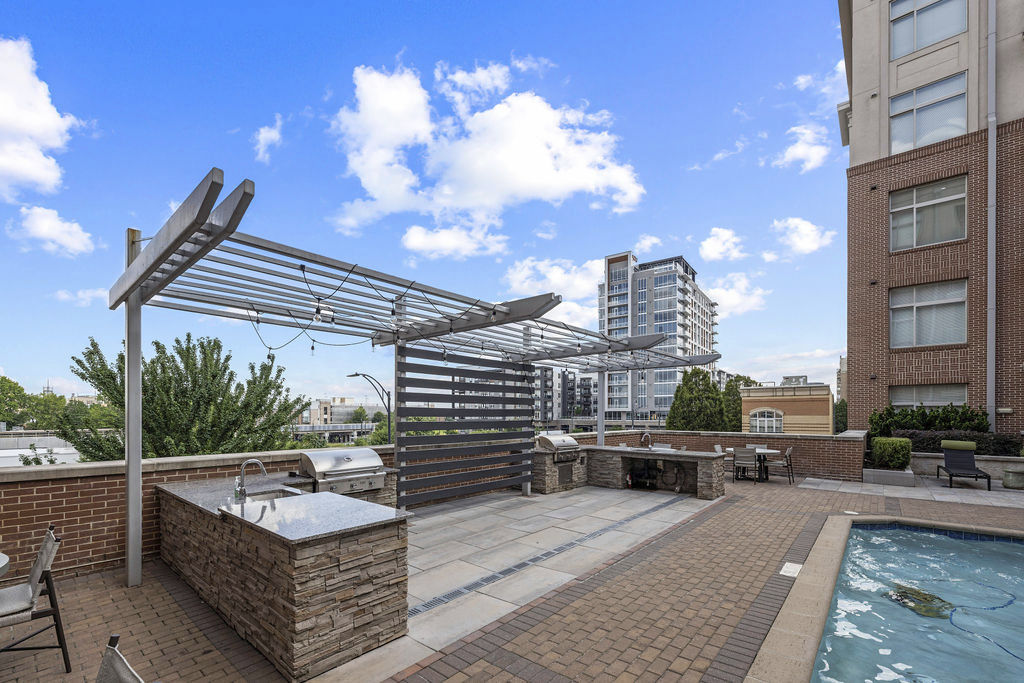 Grill area at The Mint 425 Apartments