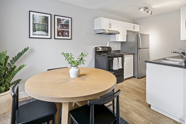 dining room at Irwin Park Apartments
